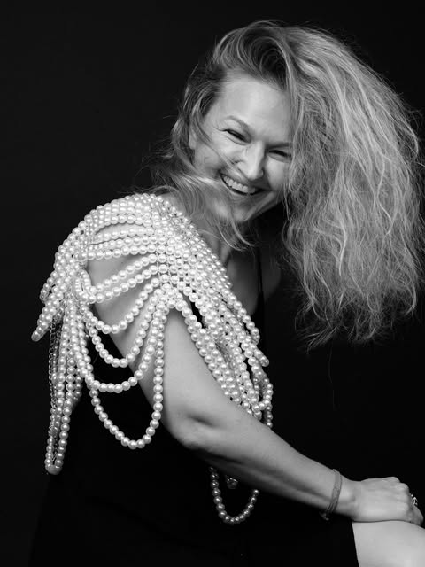 Beauty portrait with pearls